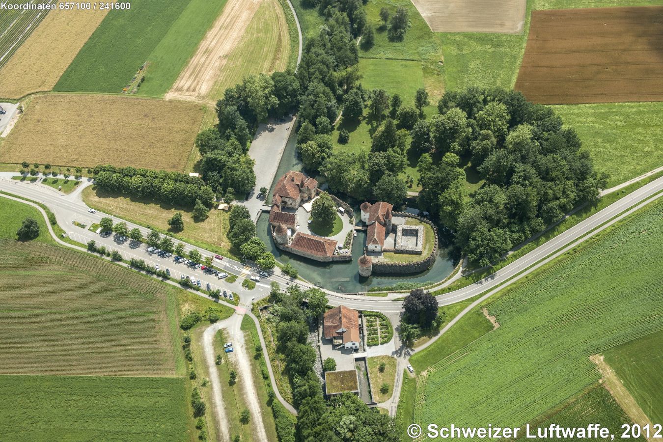 Schloss Hallwyl (Position: 2'657'103.29, 1'241'661.32), Blick gegen SE. Öffentlich zugänglich als Teil des 'Museum Aargau'; seit 1994 im Besitz des Kantons Aargau.
